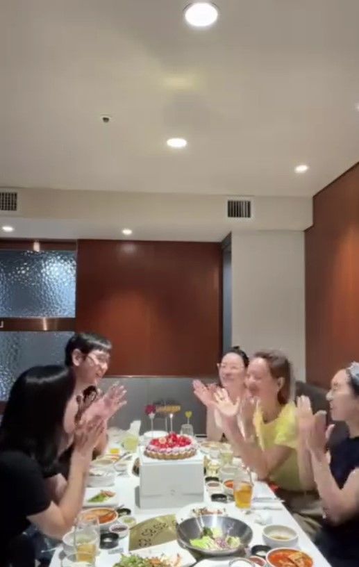 [서울=뉴시스] 배우 배종옥이 60번째 생일을 맞이했다. (사진=김정난 인스타그램 캡처) 2024.09.09. photo@newsis.com&nbsp; *재판매 및 DB 금지