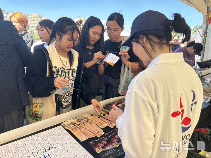 [세종=뉴시스]한우자조금관리위원회는 한류 열풍이 이어지고 있는 몽골에서 지난 8월31일부터 9월1일까지 울란바토르 국립공원에서 개최된 K-푸드 페스티벌에 참여해 한우 홍보 부스를 운영하며 한우의 맛과 우수성을 홍보했다.(사진=한우자조금 제공)