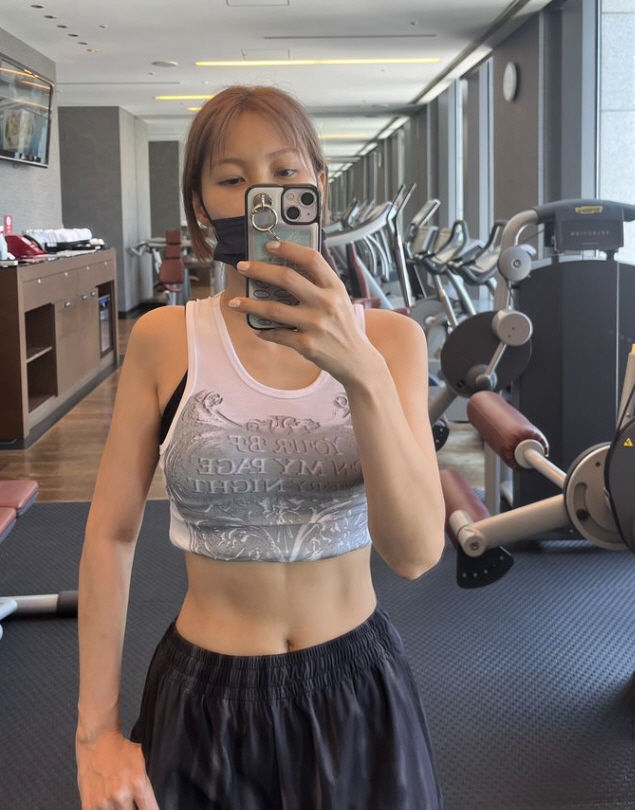 [서울=뉴시스] 8일 박규리는 자신의 사회관계망서비스(SNS)에 "도쿄 운동 기록물. 수술하고 나서 운동을 계속 못 해서 걱정이었는데 콘서트 앞두고 매일 열심히 달린 나 칭찬해"라며 헬스장에서 땀을 흘린 근황을 전했다. (사진=인스타그램 갈무리) *재판매 및 DB 금지