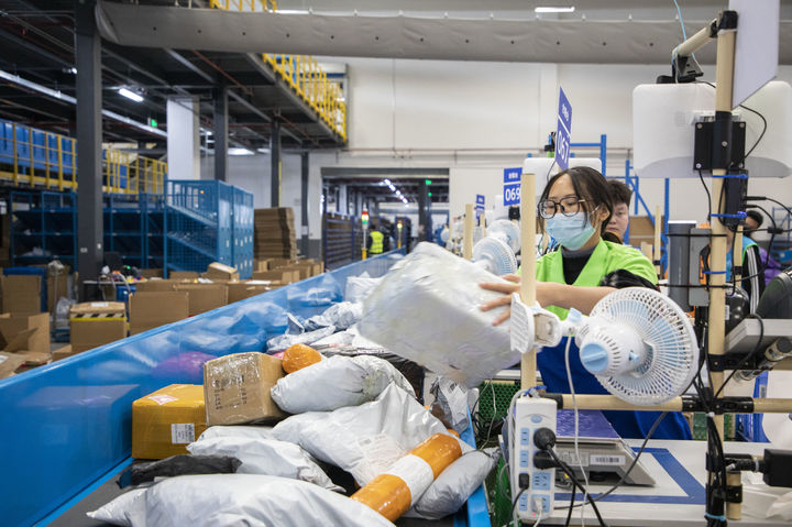 DLJ 차이냐오 항저우 물류창고 내 반자동 작업대에서 직원들이 분류된 상품을 합포장 하고 있는 모습.(사진=알리익스프레스 제공) *재판매 및 DB 금지