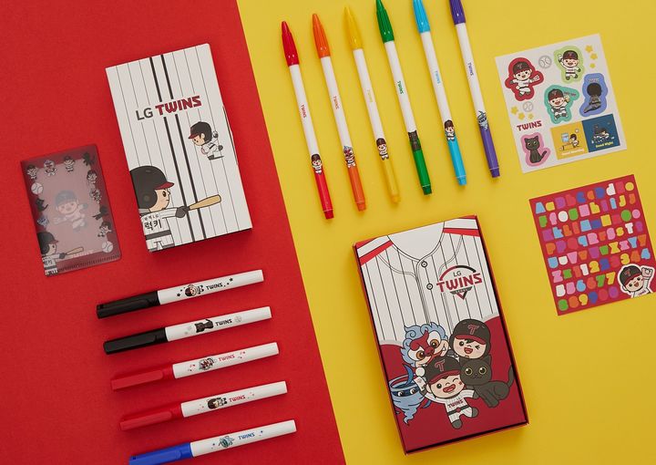 [서울=뉴시스] LG트윈스 팬시 굿즈. 2024.09.09. (사진=모나미 제공) *재판매 및 DB 금지