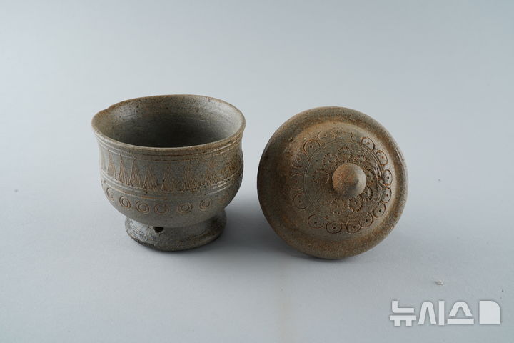 [김해=뉴시스]김해 구산동고분군, 가야멸망기 지배층 석실묘 원형 발굴. 출토된 토기. 2024.09.09. (사진=김해시 제공). photo@newsis.com