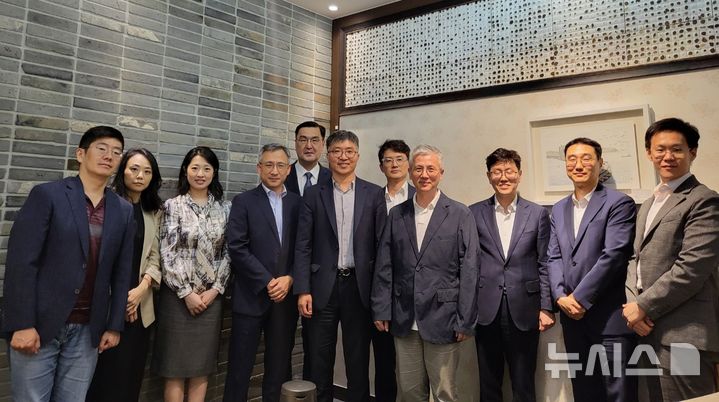 [서울=뉴시스] 외교부는 지난 6일 이경철 유엔 안전보장이사회 담당 고위대표의 사회로 한국국제정치학회 학자들과의 간담회를 갖고 국제평화·안보 분야 기여 제고 방안에 대해 논의했다. (사진= 외교부 제공) 2024.09.09.