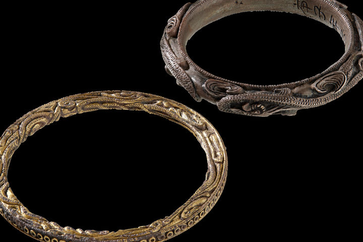 [서울=뉴시스] 글자를 새긴 용무늬 은팔찌 (사진=국립공주박물관 제공) 2024.09.09. photo@newsis.com *재판매 및 DB 금지