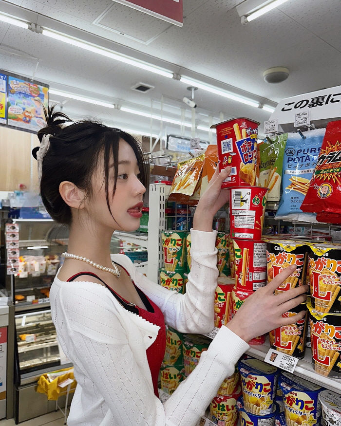 [서울=뉴시스] 장원영은 7일 자신의 사회관계망서비스(SNS)에 "도쿄"라는 글과 함께 사진 여러장을 공개했다. (사진=인스타그램 갈무리) *재판매 및 DB 금지