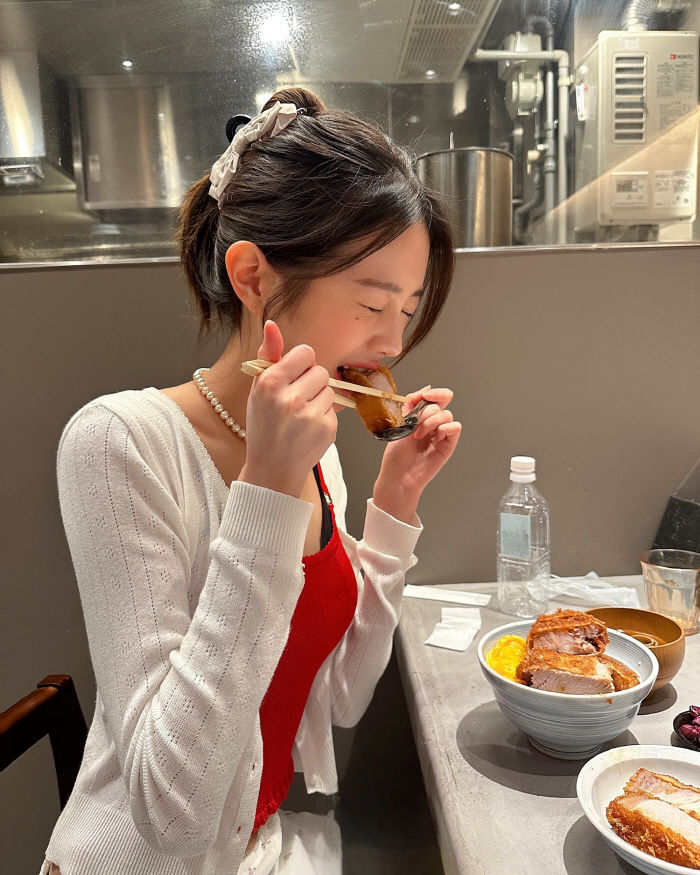 [서울=뉴시스] 장원영은 7일 자신의 사회관계망서비스(SNS)에 "도쿄"라는 글과 함께 사진 여러장을 공개했다. (사진=인스타그램 갈무리) *재판매 및 DB 금지