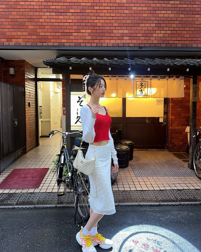 [서울=뉴시스] 장원영은 7일 자신의 사회관계망서비스(SNS)에 "도쿄"라는 글과 함께 사진 여러장을 공개했다. (사진=인스타그램 갈무리) *재판매 및 DB 금지