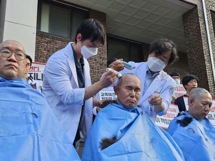 [청주=뉴시스] 안성수 기자 = 9일 충북대학교 의과대학 앞에서 고려대 의과대학 교수 비대위 박평재 위원장, 충북대 의과대학 교수 비대위 채희복 위원장, 강원대 의과대학 교수 비대위 김충효 위원장이 의대 증원 반대를 외치며 삭발하고 있다. 2024.9.9 hugahn@newsis.com