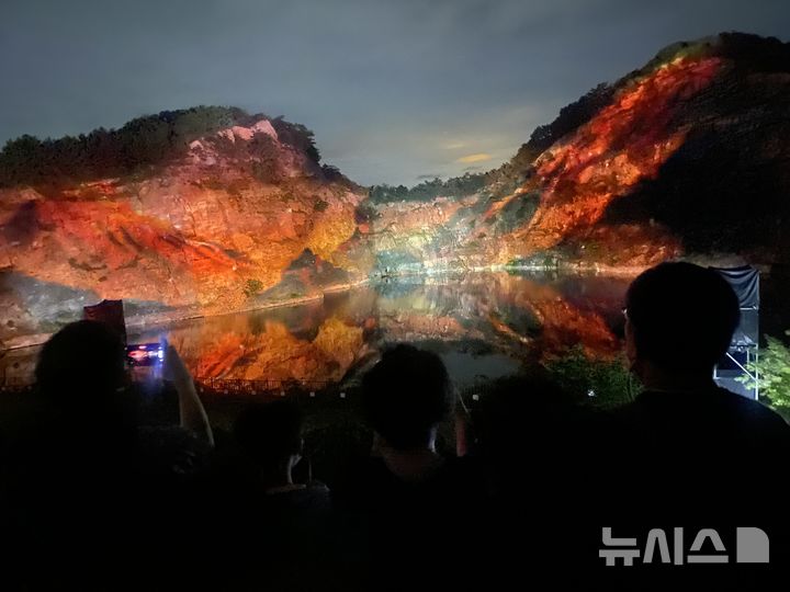 [안산=뉴시스] 2022년 선보인 미디어아트쇼 '하늘에서 떨어지는 별똥별-대부광산 퇴적암층에서 만나는 용의 이야기'(사진=안산문화재단 제공)2024.09.09.photo@newsis.com