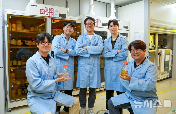 [창원=뉴시스] 실록산을 활용해 폴리비닐리덴 플로라이드(PVDF)를 대체할 수 있는 배터리 양극용 바인더를 개발한 한국전기연구원 강동준(앞줄 왼쪽), 임현균(앞줄 오른쪽) 박사와 연구팀이 포즈를 취하고 있다.(사진=한국전기연구원 제공) 2024.09.09. photo@newsis.com