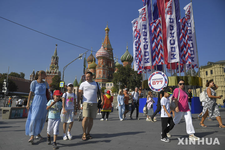 [모스크바= 신화/뉴시스]&nbsp;&nbsp; 러시아 정부가 2026년 해외관광객 650만명을 유치할 것을 발표했다.&nbsp; 사진은 수도 모스크바시의 창설 877주년을 맞은 2024년&nbsp; 9월8일 시내 곳곳의 기념 설치물과 깃발들 사이에서 시민과 관광객들이 거리 축제를 즐기는 모습.&nbsp; 2026.04.16. 