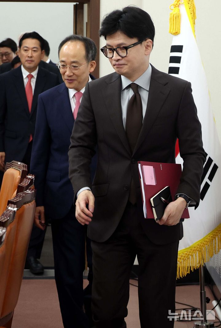 [서울=뉴시스] 조성봉 기자 = 한동훈 국민의힘 대표가 9일 오전 서울 여의도 국회에서 열린 최고위원회의에 참석하고 있다. 2024.09.09. suncho21@newsis.com