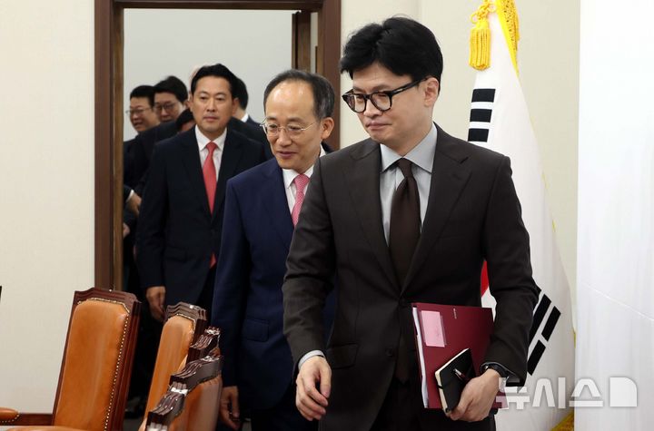 [서울=뉴시스] 조성봉 기자 = 한동훈 국민의힘 대표가 9일 오전 서울 여의도 국회에서 열린 최고위원회의에 참석하고 있다. 2024.09.09. suncho21@newsis.com