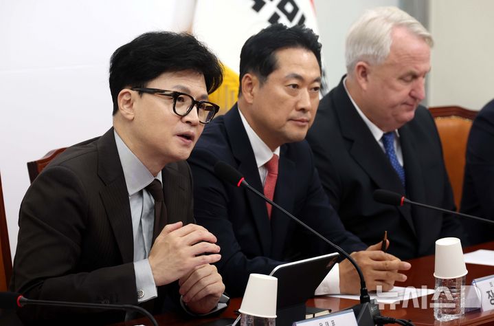 [서울=뉴시스] 조성봉 기자 = 한동훈 국민의힘 대표가 9일 오전 서울 여의도 국회에서 열린 최고위원회의에서 발언을 하고 있다. 2024.09.09. suncho21@newsis.com