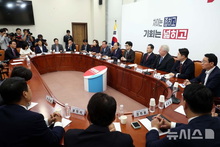[서울=뉴시스] 조성봉 기자 = 한동훈 국민의힘 대표가 9일 오전 서울 여의도 국회에서 열린 최고위원회의에서 발언을 하고 있다. 2024.09.09. suncho21@newsis.com