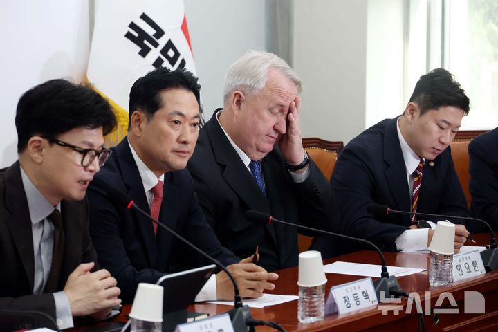 [서울=뉴시스] 조성봉 기자 = 인요한 국민의힘 최고위원이 9일 오전 서울 여의도 국회에서 열린 최고위원회의에서 피곤한듯 손으로 잠시 얼굴을 만지고 있다. 2024.09.09. suncho21@newsis.com