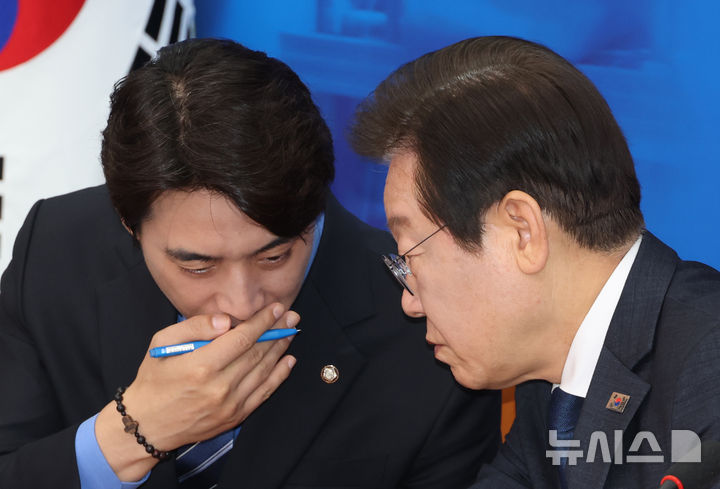 [서울=뉴시스] 고승민 기자 = 이재명 더불어민주당 대표와 한준호 최고위원이 9일 서울 여의도 국회에서 열린 당 최고위원회의에서 대화하고 있다. 2024.09.09. kkssmm99@newsis.com