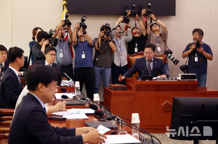 [서울=뉴시스] 조성봉 기자 = 9일 오전 서울 여의도 국회에서 열린 법제사법위원회 법안심사 제1소위원회에서 여야 의원들이 '윤석열 대통령 배우자 김건희의 주가조작 사건 등의 진상규명을 위한 특별검사 임명 등에 관한 법률안'에 대한 심사를 하고 있다.2024.09.09. suncho21@newsis.com