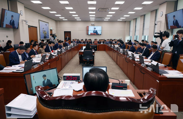 [서울=뉴시스] 고승민 기자 = 이철규 국회 산자위원장이 9일 서울 여의도 국회에서 열린 제418회 국회(정기회) 제1차 산업통상자원중소벤처기업위원회 전체회의를 주재하고 있다. 2024.09.09. kkssmm99@newsis.com