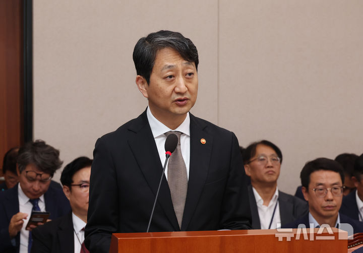 [서울=뉴시스] 고승민 기자 = 안덕근 산업통상자원부 장관이 9일 서울 여의도 국회에서 열린 제418회 국회(정기회) 제1차 산업통상자원중소벤처기업위원회 전체회의에서 2023년 회계연도 결산 보고를 하고 있다. 2024.09.09. kkssmm99@newsis.com