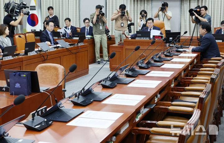 [서울=뉴시스] 조성우 기자 = 9일 오전 서울 여의도 국회에서 열린 운영위원회 전체회의를 박찬대 위원장이 주재하고 있다. 국민의힘 의원들은 배준영 간사를 제외하고 불참했다. 2024.09.09. xconfind@newsis.com