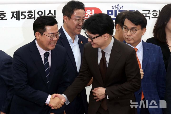 [서울=뉴시스] 조성봉 기자 = 한동훈 국민의힘 대표와 박찬대 더불어민주당 원내대표가 9일 오전 서울 여의도 국회에서 열린 '지역당 부활과 정당정치 활성화를 위한 국회토론회'에서 기념촬영을 마치고 악수하고 있다. 2024.09.09. suncho21@newsis.com