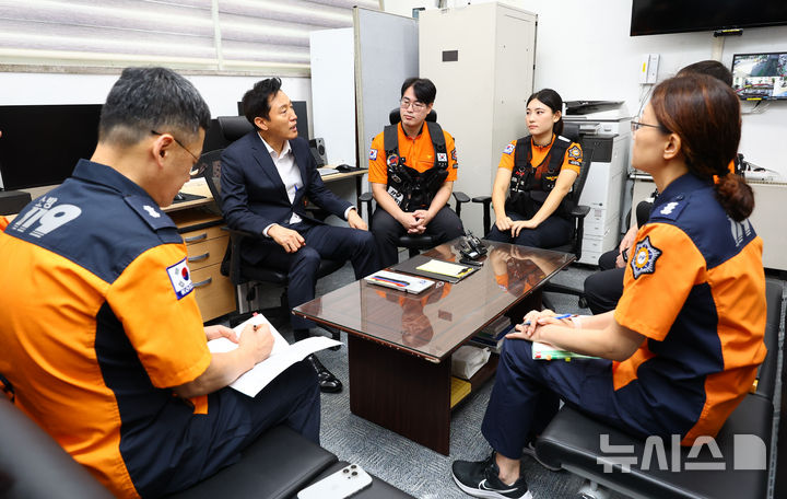 [서울=뉴시스] 황준선 기자 = 오세훈 서울시장이 9일 오전 의료공백 장기화에 따른 현장 구급대원 격려 차 서울 중구 중부소방서 회현119 안전센터를 방문해 구급대원들과 간담회를 하고 있다. 2024.09.09. hwang@newsis.com
