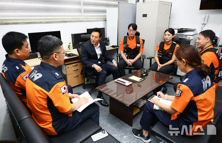 [서울=뉴시스] 황준선 기자 = 오세훈 서울시장이 9일 오전 의료공백 장기화에 따른 현장 구급대원 격려 차 서울 중구 중부소방서 회현119 안전센터를 방문해 구급대원들과 간담회를 하고 있다. 2024.09.09. hwang@newsis.com