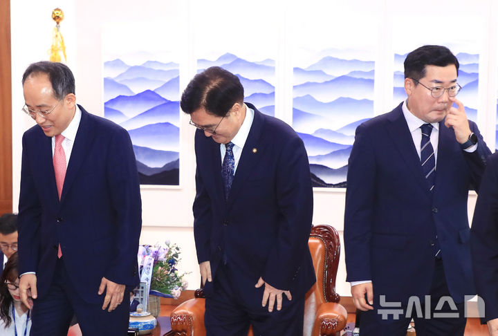 [서울=뉴시스] 조성우 기자 = 우원식(가운데) 국회의장과 추경호(왼쪽) 국민의힘, 박찬대 더불어민주당 원내대표가 9일 오전 서울 여의도 국회에서 열린 여야 원내대표 회동에 앞서 기념촬영을 한 뒤 자리에 앉고 있다. (공동취재) 2024.09.09. photo@newsis.com