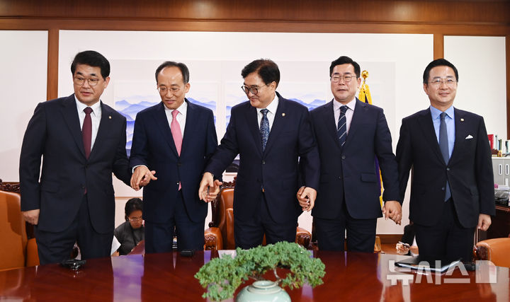 [서울=뉴시스] 조성우 기자 = 우원식(가운데) 국회의장과 추경호 국민의힘, 박찬대 더불어민주당 원내대표가 9일 오전 서울 여의도 국회에서 열린 여야 원내대표 회동에 앞서 기념촬영을 하고 있다. 왼쪽부터 배준영 국민의힘 원내수석부대표, 추경호 원내대표, 우원식 의장, 박찬대 더불어민주당 의원내대표, 박성준 원내수석부대표. (공동취재) 2024.09.09. photo@newsis.com