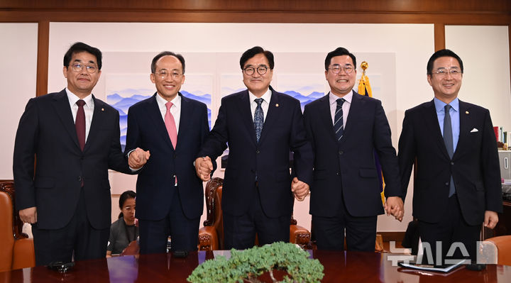 [서울=뉴시스] 조성우 기자 = 우원식(가운데) 국회의장과 추경호 국민의힘, 박찬대 더불어민주당 원내대표가 9일 오전 서울 여의도 국회에서 열린 여야 원내대표 회동에 앞서 기념촬영을 하고 있다.왼쪽부터 배준영 국민의힘 원내수석부대표, 추경호 원내대표, 우원식 의장, 박찬대 더불어민주당 의원내대표, 박성준 원내수석부대표. (공동취재) 2024.09.09. photo@newsis.com