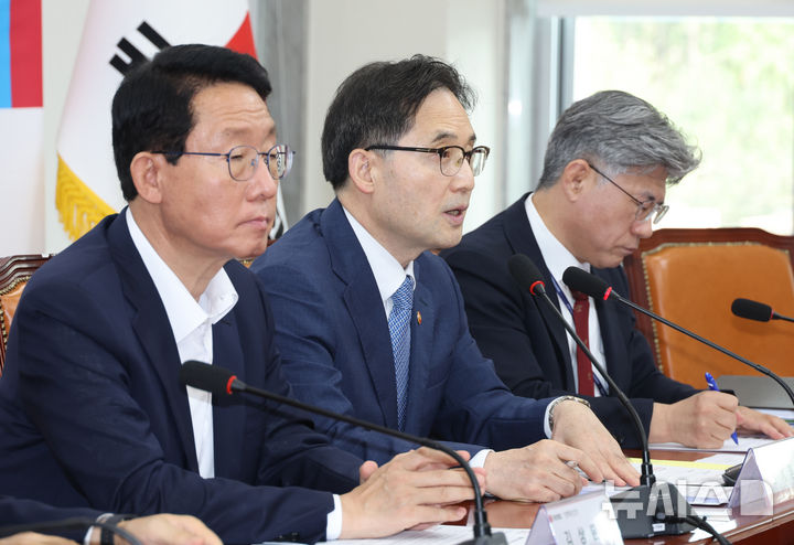 [서울=뉴시스] 고승민 기자 = 한기정 공정거래위원장이 9일 서울 여의도 국회에서 열린 국민의힘 플랫폼 공정경쟁 촉진 및 티몬·위메프사태 재발방지 입법방향 당정협의회에서 발언하고 있다. 2024.09.09. kkssmm99@newsis.com