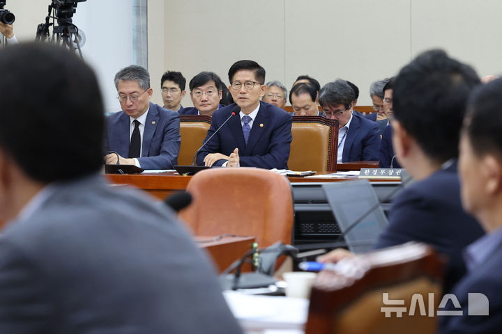[서울=뉴시스] 권창회 기자 = 지난달 9일 오전 서울 여의도 국회에서 열린 환경노동위원회 전체회의에서 김문수 고용노동부 장관이 발언하고 있다. 2024.09.09. kch0523@newsis.com