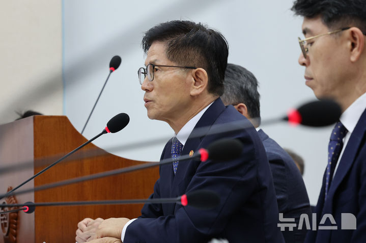 [서울=뉴시스] 권창회 기자 = 9일 오전 서울 여의도 국회에서 열린 환경노동위원회 전체회의에서 김문수 고용노동부 장관이 발언하고 있다. 2024.09.09. kch0523@newsis.com