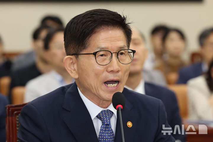 [서울=뉴시스] 권창회 기자 = 9일 오전 서울 여의도 국회에서 열린 환경노동위원회 전체회의에서 김문수 고용노동부 장관이 발언하고 있다. 2024.09.09. kch0523@newsis.com