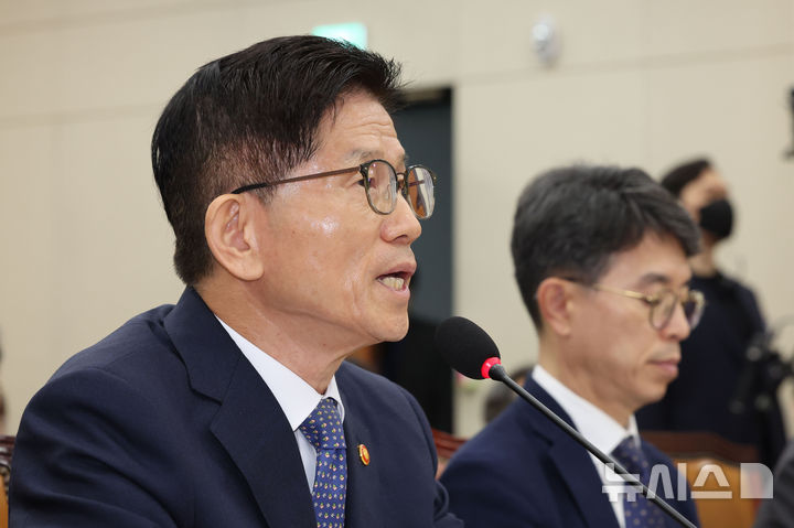 [서울=뉴시스] 권창회 기자 = 9일 오전 서울 여의도 국회에서 열린 환경노동위원회 전체회의에서 김문수 고용노동부 장관이 발언하고 있다. 2024.09.09. kch0523@newsis.com