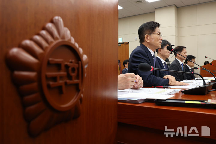 [서울=뉴시스] 권창회 기자 = 9일 오전 서울 여의도 국회에서 열린 환경노동위원회 전체회의에서 김문수 고용노동부 장관이 발언하고 있다. 2024.09.09. kch0523@newsis.com