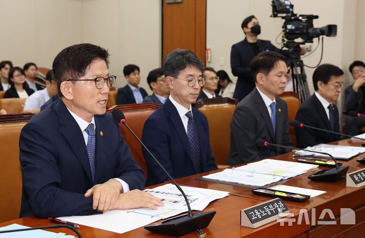 [서울=뉴시스] 권창회 기자 = 9일 오전 서울 여의도 국회에서 열린 환경노동위원회 전체회의에서 김문수 고용노동부 장관이 발언하고 있다. 2024.09.09. kch0523@newsis.com