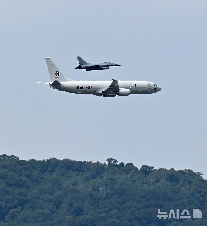 [성남=뉴시스] 김종택 기자 = 9일 경기도 성남시 서울공항 상공에서 건군 76주년 국군의 날을 앞두고 군 비행기가 예행연습을 진행하고 있다. 2024.09.09. jtk@newsis.com