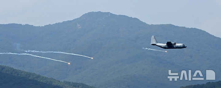 [성남=뉴시스] 김종택 기자 = 9일 경기도 성남시 서울공항 상공에서 건군 76주년 국군의 날을 앞두고 군 비행기가 예행연습을 진행하고 있다. 2024.09.09. jtk@newsis.com