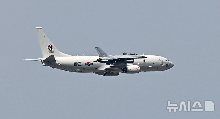 [성남=뉴시스] 김종택 기자 = 9일 경기도 성남시 서울공항 상공에서 건군 76주년 국군의 날을 앞두고 군 비행기가 예행연습을 진행하고 있다. 2024.09.09. jtk@newsis.com