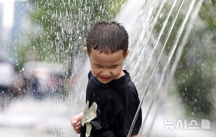 [서울=뉴시스] 추상철 기자 = 늦더위가 기승을 부린 9일 오후 서울 종로구 광화문광장 분수터널에서 어린이가 물놀이를 하며 더위를 식히고 있다. 2024.09.09. scchoo@newsis.com