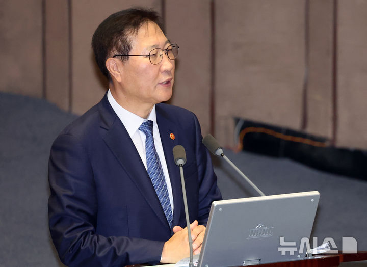 [서울=뉴시스] 조성우 기자 = 박성재 법무부 장관이 9일 오후 서울 여의도 국회에서 열린 제418회국회(정기회) 제4차 본회의 대정부질문(정치)에서 박지원 더불어민주당 의원의 질의에 답변하고 있다. 2024.09.09. xconfind@newsis.com