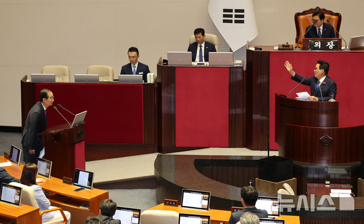 [서울=뉴시스] 조성우 기자 = 한덕수(왼쪽) 국무총리가 9일 오후 서울 여의도 국회에서 열린 제418회국회(정기회) 제4차 본회의 대정부질문(정치)에서 박지원 더불어민주당 의원의 질의에 답변하고 있다. 2024.09.09. xconfind@newsis.com