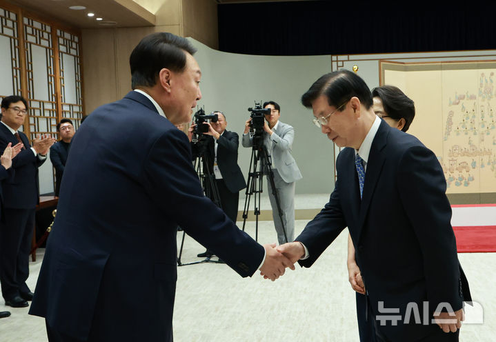 [서울=뉴시스] 조수정 기자 = 윤석열 대통령이 9일 서울 용산 대통령실 청사에서 박종준 신임 대통령경호처장 임명장 수여식에 입장하며 박 신임 처장과 악수하고 있다. (대통령실통신사진기자단) 2024.09.09. chocrystal@newsis.com