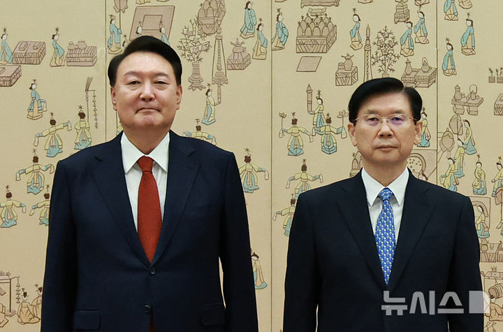 [서울=뉴시스] 조수정 기자 = 윤석열 대통령이 9일 서울 용산 대통령실 청사에서 박종준 신임 대통령경호처장에게 임명장을 수여한 뒤 기념촬영을 하고 있다. (대통령실통신사진기자단) 2024.09.09. chocrystal@newsis.com