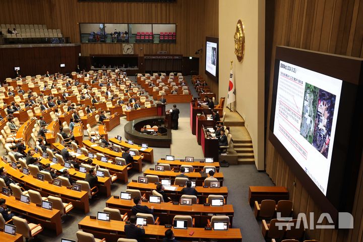 [서울=뉴시스] 조성봉 기자 = 박지원 더불어민주당 의원이 9일 오후 서울 여의도 국회에서 열린 제418회국회(정기회) 제4차 본회의 대정부질문(정치)에서 박성재 법무부 장관에게 질문을 하고 있다. 2024.09.09. suncho21@newsis.com