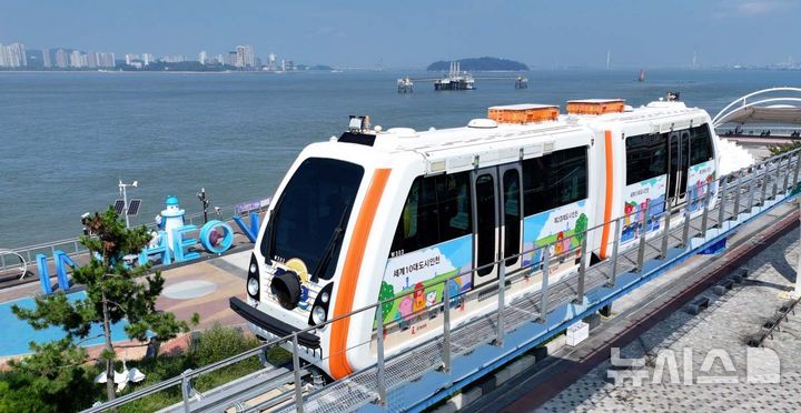[인천=뉴시스] 9일 오전 인천 중구 월미도에서 인천교통공사가 운영하는 월미바다열차가 외관에 '세계 10대 도시 인천, 제2 경제도시 인천' 도약을 위한 스티커를 부착하고 홍보 운행을 하고 있다. (사진=뉴시스DB) 2024.09.09. photo@newsis.com