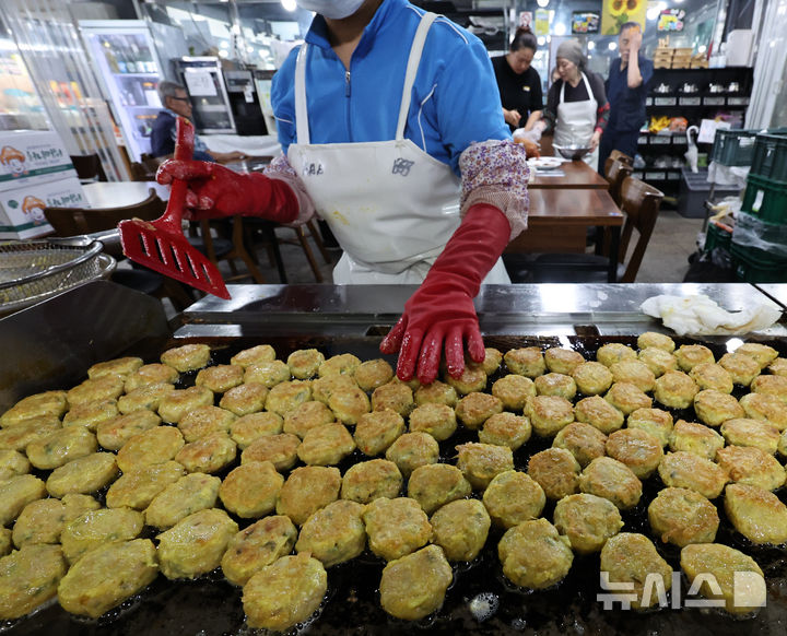 [서울=뉴시스] 지난해 9월 추석 연휴를 앞두고 서울 동대문구 청량리시장 전집에서 상인이 동그랑땡을 부치고 있다. 해당 사진은 기사 내용과 관련이 없습니다. (사진=뉴시스DB) photo@newsis.com