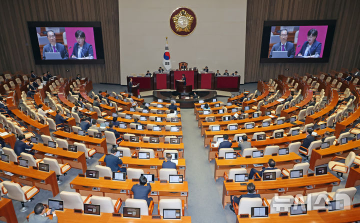 [서울=뉴시스] 조성우 기자 = 서영교 더불어민주당 의원이 지난 9일 오후 서울 여의도 국회에서 열린 제418회국회(정기회) 제4차 본회의 대정부질문(정치)에서 한덕수 국무총리에게 질의하는 가운데 다수 의석이 비어 있다. 2024.09.09. xconfind@newsis.com